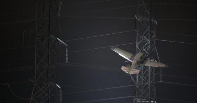 Avioneta choca contra torre eléctrica y deja a miles sin luz en EU
