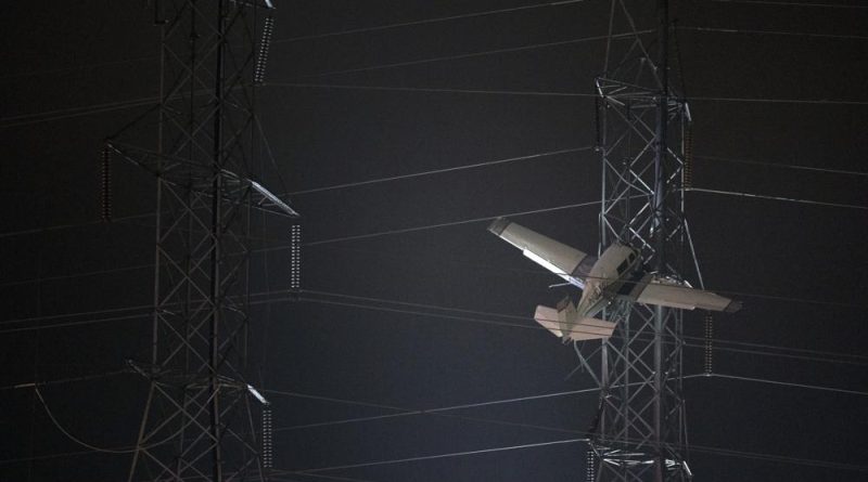 Avioneta choca contra torre eléctrica y deja a miles sin luz en EU