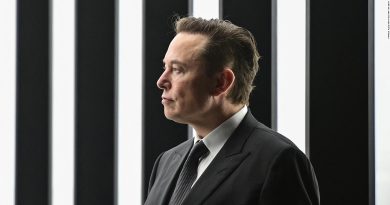 Elon Musk prometió que pondrá implantes en el cerebro humano y mostró el prototipo en animales