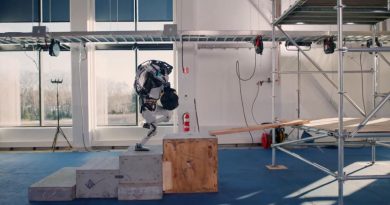 El robot humanoide Atlas sorprende con nuevos trucos y habilidades en un sitio de trabajo simulado