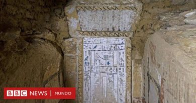 La asombrosa momia cubierta de oro que encontraron en un sarcófago sellado en Egipto - BBC News Mundo