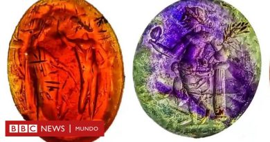 Las fascinantes piedras talladas perdidas hace casi 2.000 años y encontradas en los desagües de unos baños romanos - BBC News Mundo