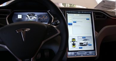 Tesla retira 363.000 autos para solucionar fallas en software de conducción autónoma