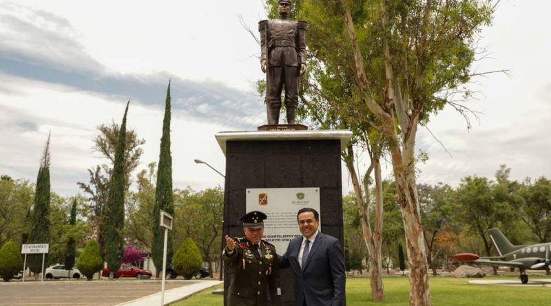 Luis Nava encabeza ceremonia de develación de estatua a Damián Carmona