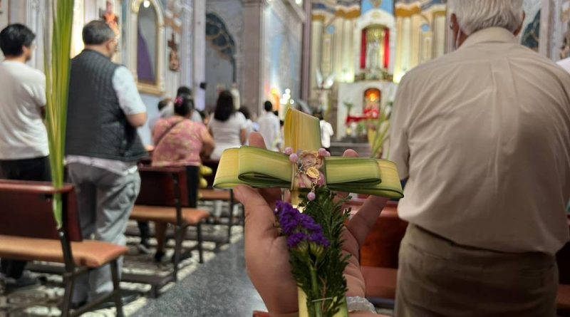 Templos católicos en Querétaro celebran el Domingo de Ramos