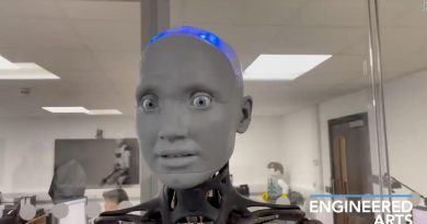 Un robot humanoide responde preguntas y expresa emociones | Video