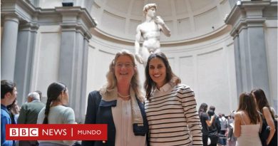 La directora de escuela forzada a renunciar en Florida por mostrar el David de Miguel Ángel visita la icónica estatua en Florencia - BBC News Mundo