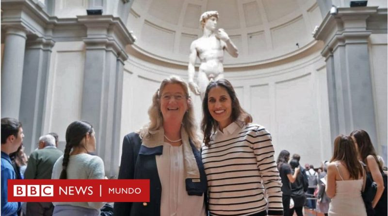 La directora de escuela forzada a renunciar en Florida por mostrar el David de Miguel Ángel visita la icónica estatua en Florencia - BBC News Mundo