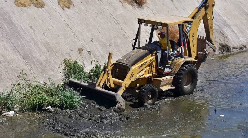 Limpian drenes de Corregidora para evitar inundaciones