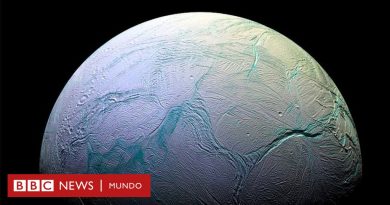 El fascinante descubrimiento de un chorro de vapor de agua de 9.600 km que expulsa una luna helada de Saturno - BBC News Mundo