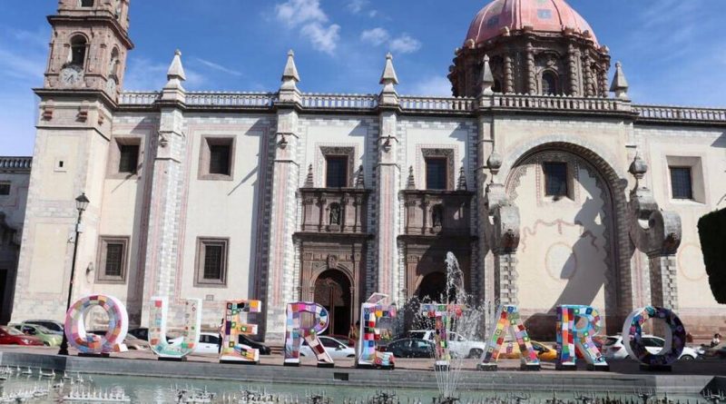 Letras monumentales de Querétaro son cubiertas con grafiti tejido