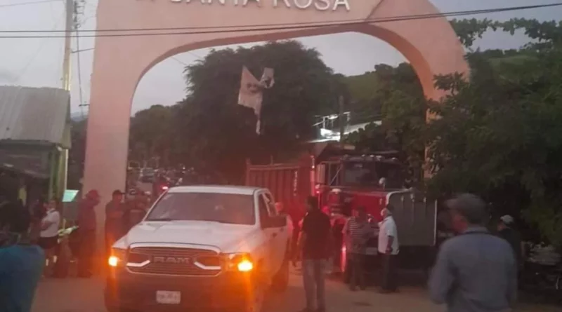 Bloquean carretera en Tecpan, Guerrero, para reclamar seguridad - RR Noticias