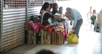 Devuelve municipio espacio a vendedoras del mercado La Cruz