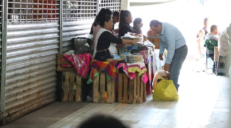 Devuelve municipio espacio a vendedoras del mercado La Cruz