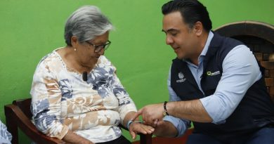 Entrega Luis Nava brazaletes de De la Mano Por Tu Seguridad a pareja de adultos mayores - RR Noticias