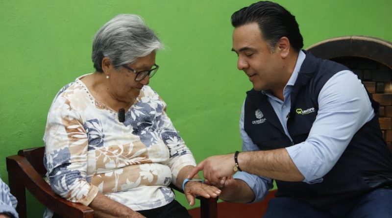 Entrega Luis Nava brazaletes de De la Mano Por Tu Seguridad a pareja de adultos mayores - RR Noticias
