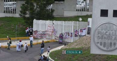 Madres buscadoras bloquean la Fiscalía General de Querétaro