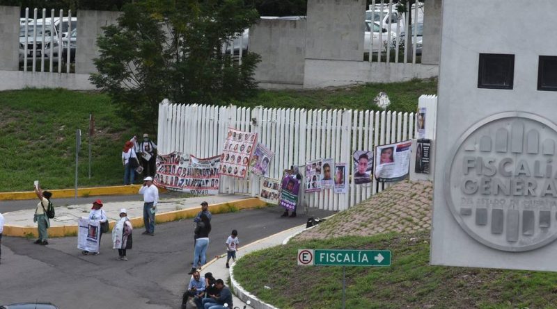Madres buscadoras bloquean la Fiscalía General de Querétaro