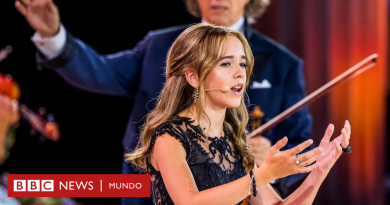 Emma Kok: la joven holandesa de 15 años que sufre una rara enfermedad y cuyo conmovedor video cantando con el maestro André Rieu se hizo viral  - BBC News Mundo