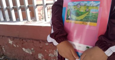 En Querétaro, padres de familia ven bien los libros