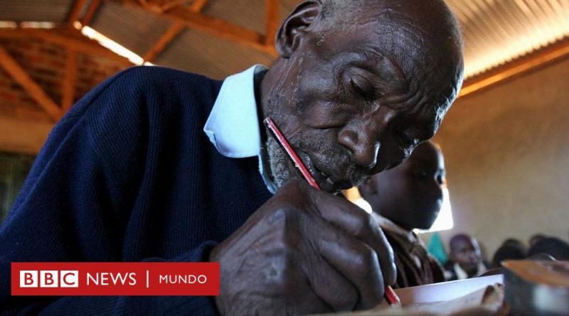 La inspiradora historia del hombre que empezó la escuela primaria a los 84 años de edad - BBC News Mundo