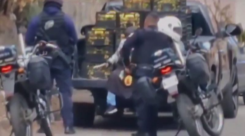 Dos policías son captados en video vendiendo una pistola a un comerciante en Cuernavaca