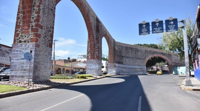 Los Arcos de Querétaro amanecieron “emplayados”