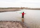 Pescan en lo que queda de la presa de Mompaní