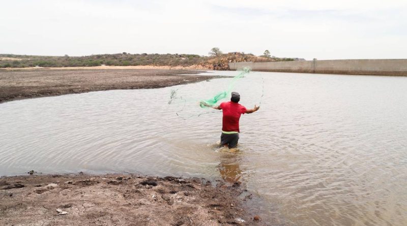 Pescan en lo que queda de la presa de Mompaní